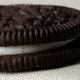 Ilustración para el artículo titulado De qué está hecha en realidad la crema blanca de las galletas Oreo